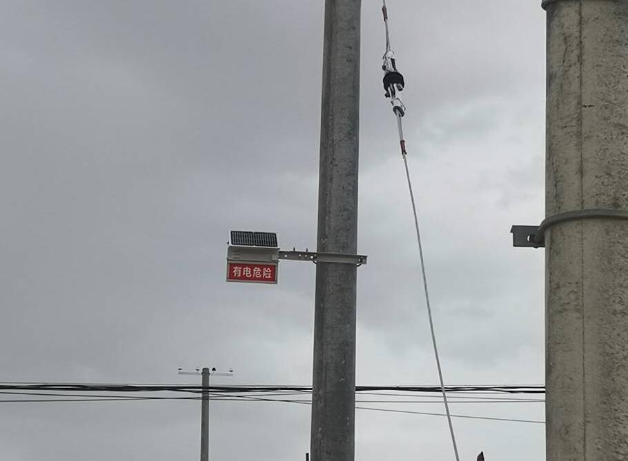 甘肅電力安裝防外破警示牌，為電力防護(hù)增添“保護(hù)傘”